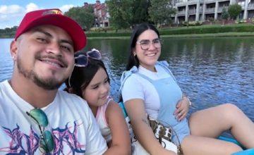Familia venezolana caminando con equipaje en una terminal de transporte.
