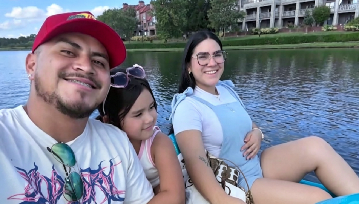 Familia venezolana caminando con equipaje en una terminal de transporte.