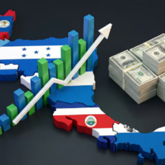 Billetes de dólares estadounidenses y mapa conceptual del comercio en Centroamérica.