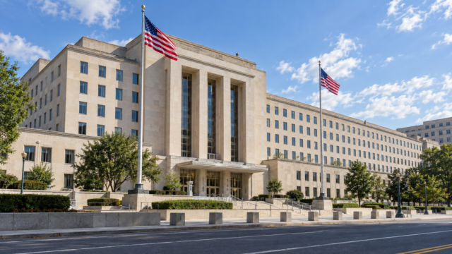Fachada principal del edificio del Departamento de Estado de los Estados Unidos en Washington D.C.