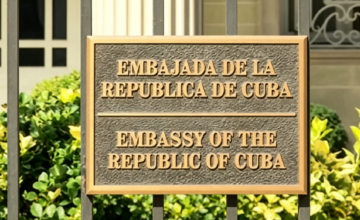 Fachada de la Embajada de Cuba en Washington con la bandera cubana flameando en el frente.