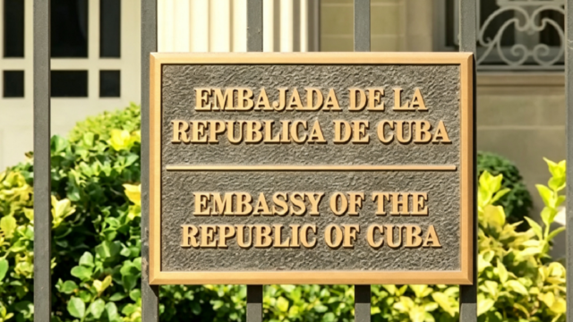 Fachada de la Embajada de Cuba en Washington con la bandera cubana flameando en el frente.