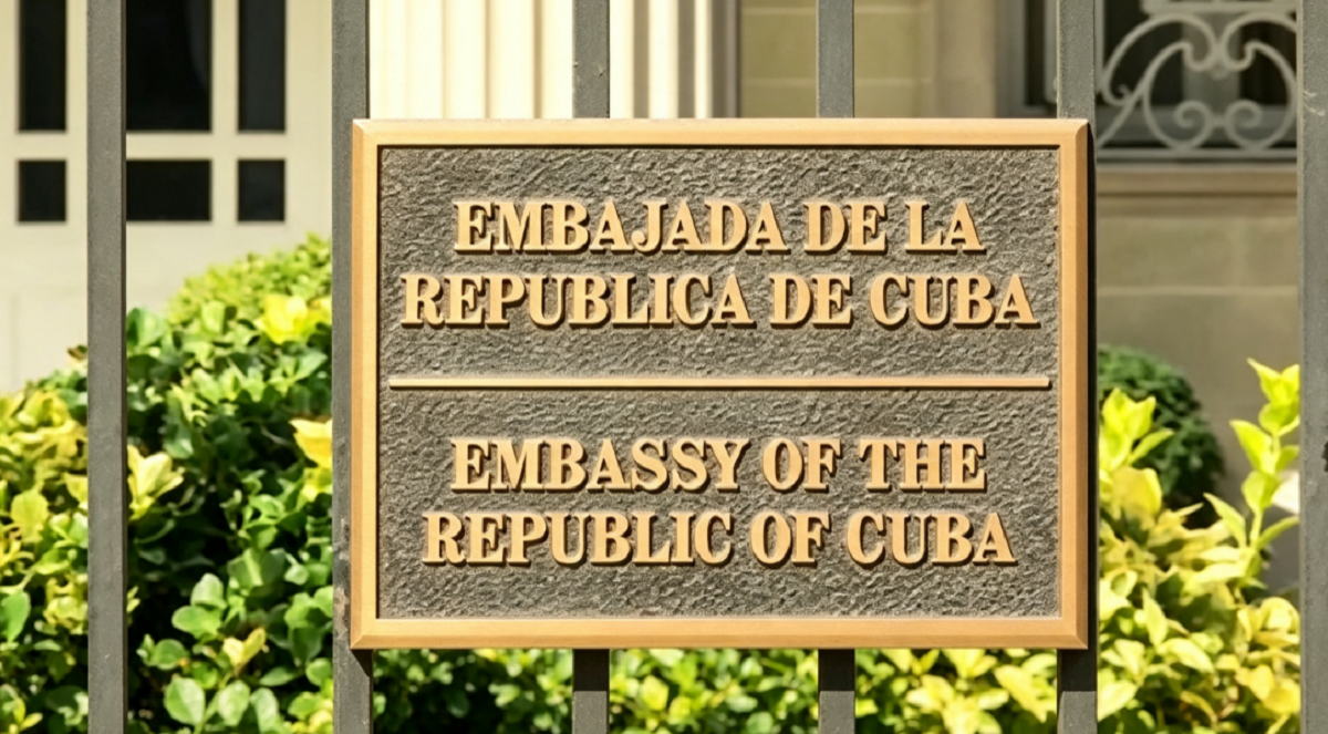 Fachada de la Embajada de Cuba en Washington con la bandera cubana flameando en el frente.