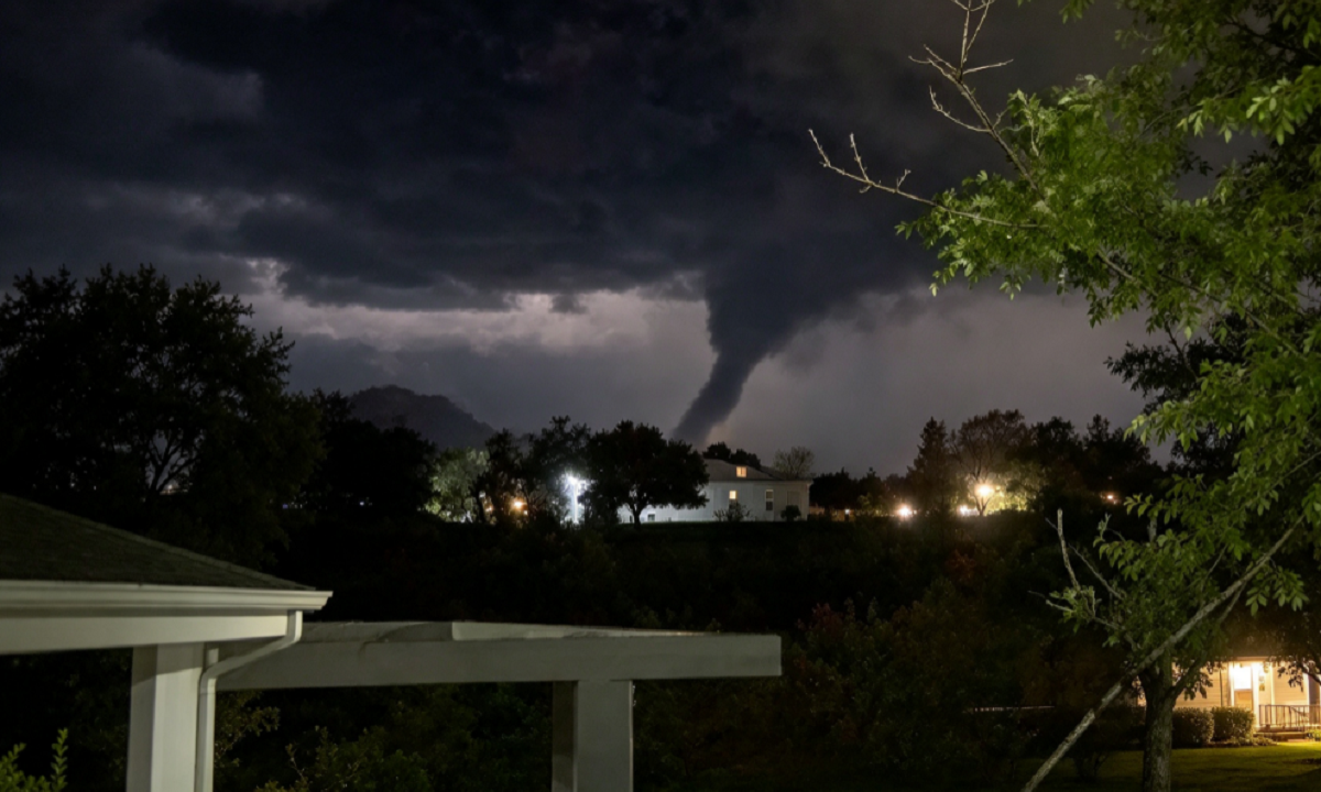 Formación de nube embudo o germen de tornado descendiendo desde un cielo tormentoso.