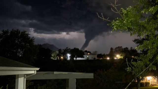 Formación de nube embudo o germen de tornado descendiendo desde un cielo tormentoso.