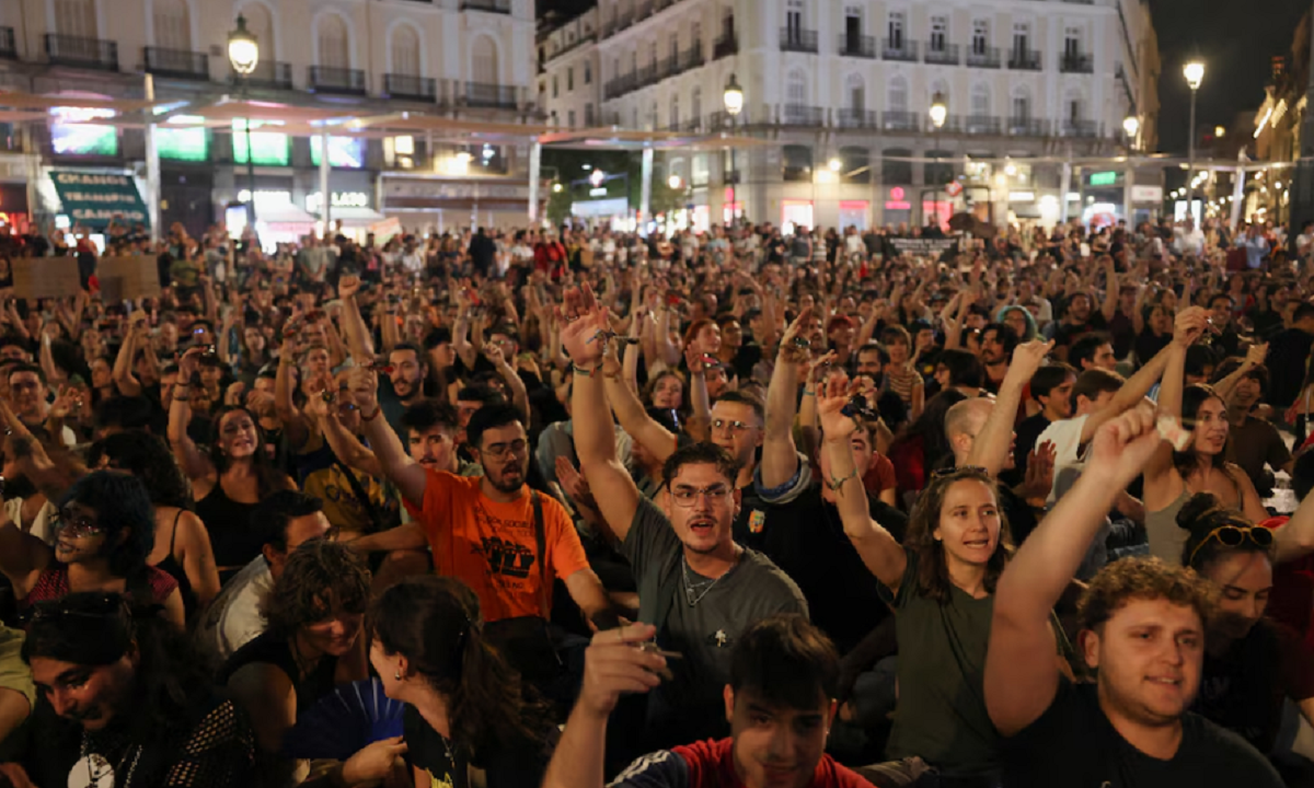 Manifestantes instalando carpas de protesta en la Puerta del Sol de Madrid.