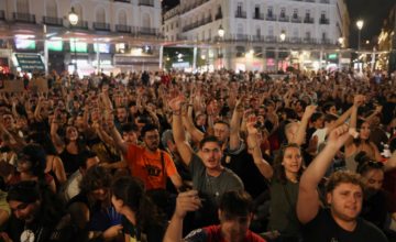 Manifestantes instalando carpas de protesta en la Puerta del Sol de Madrid.