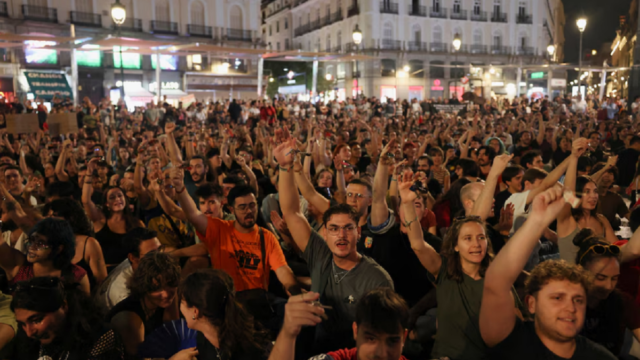 Manifestantes instalando carpas de protesta en la Puerta del Sol de Madrid.