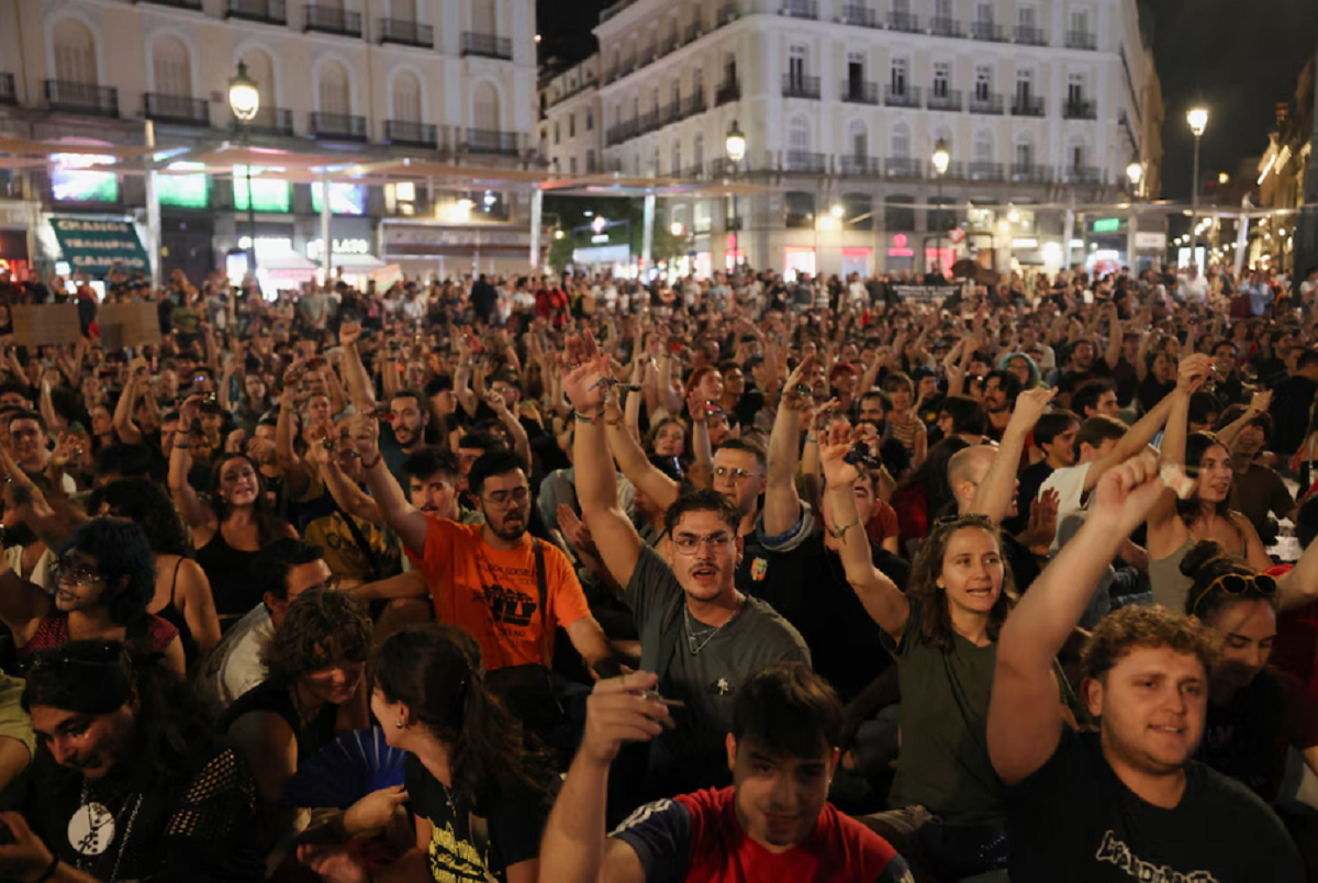 Manifestantes instalando carpas de protesta en la Puerta del Sol de Madrid.