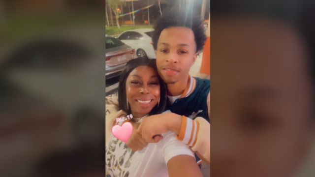 Cinta policial de escena del crimen en la entrada de un complejo de apartamentos en Florida.