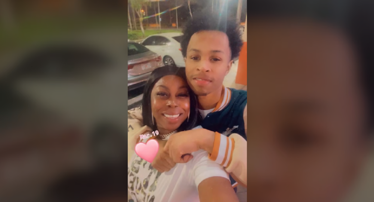 Cinta policial de escena del crimen en la entrada de un complejo de apartamentos en Florida.