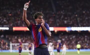 Lamine Yamal, extremo del FC Barcelona, recibe el premio como mejor jugador en la gala de los Premios AFE, donde confirma su satisfacción con la plantilla y sus metas para la.