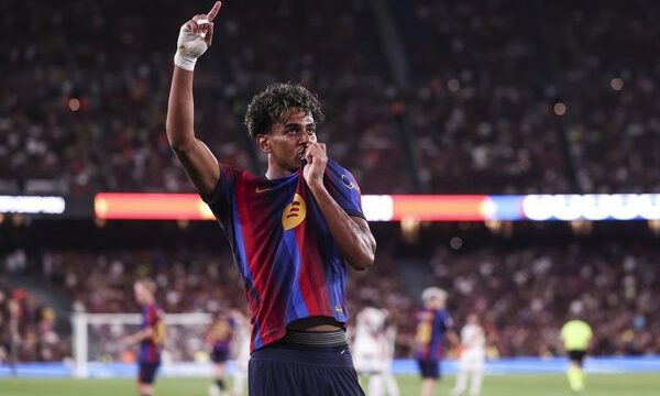 Lamine Yamal, extremo del FC Barcelona, recibe el premio como mejor jugador en la gala de los Premios AFE, donde confirma su satisfacción con la plantilla y sus metas para la.