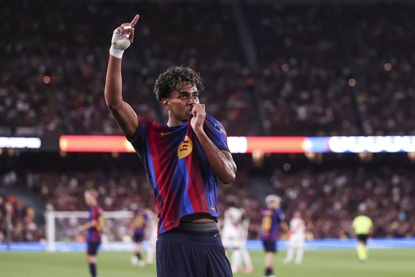 Lamine Yamal, extremo del FC Barcelona, recibe el premio como mejor jugador en la gala de los Premios AFE, donde confirma su satisfacción con la plantilla y sus metas para la.