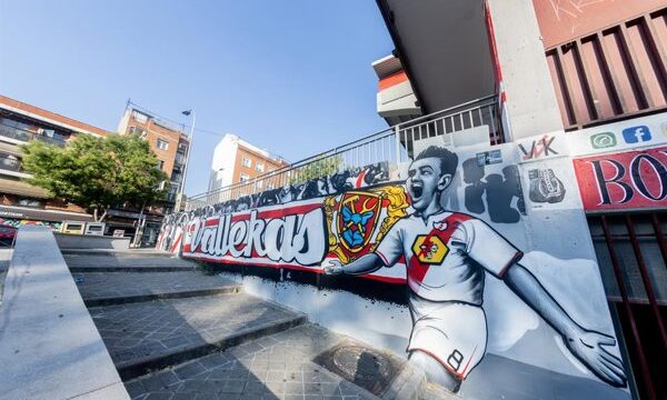 Foto de los técnicos autonómicos accediendo al Estadio de Vallecas, con el consejero de Cultura, Mariano de Paco, en el fondo.