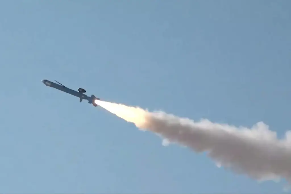 Irán confirma una oleada de ataques contra objetivos estadounidenses en el estrecho de Ormuz