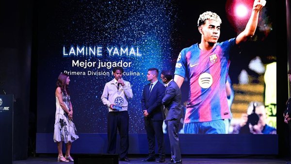 La Asociación de Futbolistas Españoles (AFE) entrega premios a destacados jugadores en la quinta edición de sus Premios AFE, destacando a Lamine Yamal, Patri Guijarro, Álvaro.