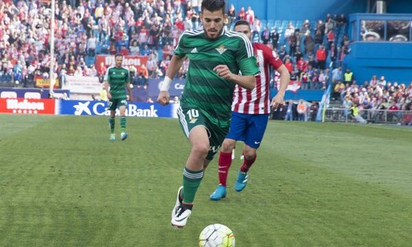Dani Ceballos en el campo de juego con el Real Betis