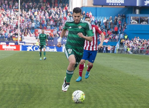Dani Ceballos en el campo de juego con el Real Betis