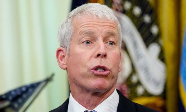 El secretario de Energía de EE.UU., Chris Wright, firma el acuerdo con el alto mandato militar en Venezuela, destacando la importancia de las inversiones y la cooperación.