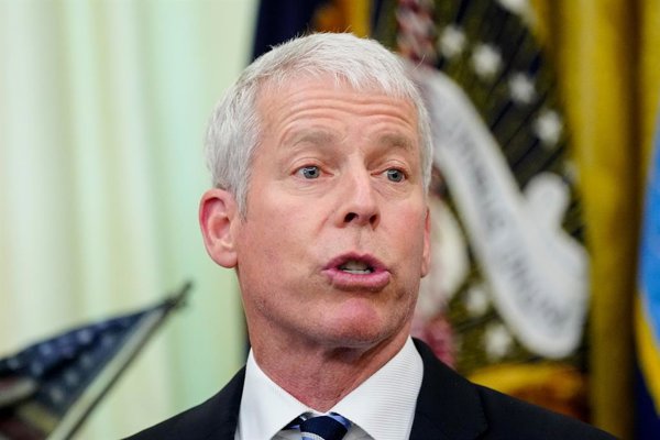 El secretario de Energía de EE.UU., Chris Wright, firma el acuerdo con el alto mandato militar en Venezuela, destacando la importancia de las inversiones y la cooperación.