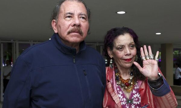 Foto de la reforma constitucional que limita la participación de partidos estadounidenses y exime a los 'traidores a la patria' en las elecciones.