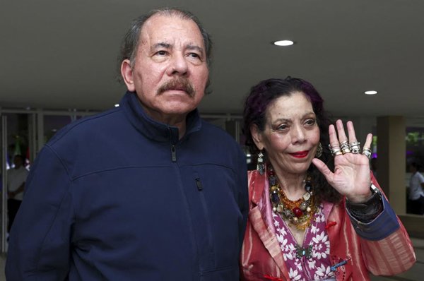 Foto de la reforma constitucional que limita la participación de partidos estadounidenses y exime a los 'traidores a la patria' en las elecciones.