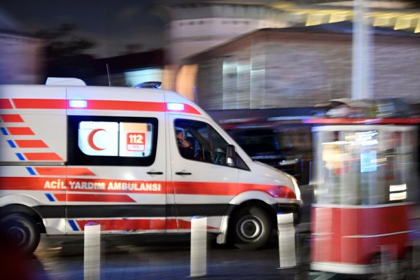 Foto de choque de buques comerciales en las costas de Estambul, con operación de búsqueda y rescate en curso.