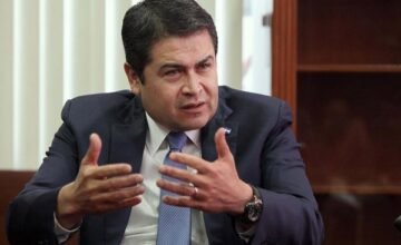 Foto de la Corte Suprema de Justicia en Honduras, con el portavoz Carlos Silva hablando sobre el sobreseimiento del caso contra el expresidente Juan Orlando Hernández.