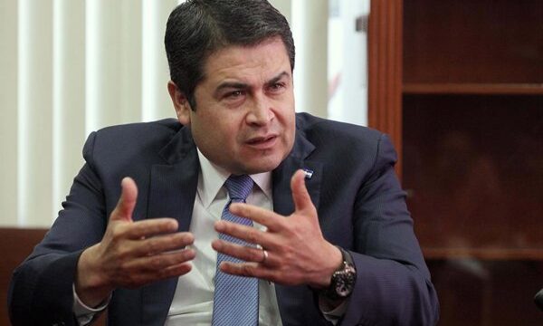 Foto de la Corte Suprema de Justicia en Honduras, con el portavoz Carlos Silva hablando sobre el sobreseimiento del caso contra el expresidente Juan Orlando Hernández.