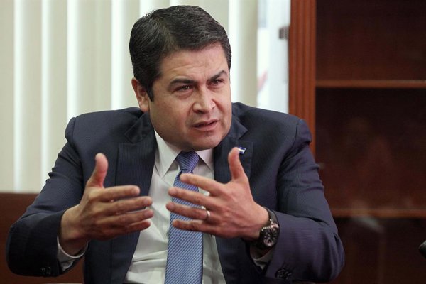 Foto de la Corte Suprema de Justicia en Honduras, con el portavoz Carlos Silva hablando sobre el sobreseimiento del caso contra el expresidente Juan Orlando Hernández.