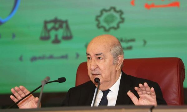 Foto de portada: El presidente de Argelia, Abdelmayid Tebune, firma un comunicado sobre la reforma del gobierno. El título de la noticia refleja el cambio en las carteras del.