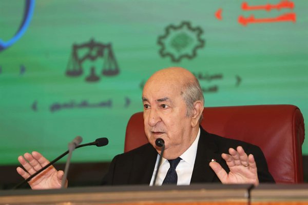 Foto de portada: El presidente de Argelia, Abdelmayid Tebune, firma un comunicado sobre la reforma del gobierno. El título de la noticia refleja el cambio en las carteras del.
