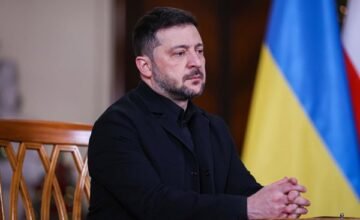 Foto de la ceremonia de nombramiento de Zelenski en la página web de la Presidencia ucraniana, mostrando el decreto que anuncia el nuevo comandante del Ejército de Tierra.