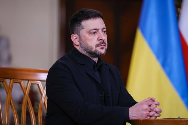 Foto de la ceremonia de nombramiento de Zelenski en la página web de la Presidencia ucraniana, mostrando el decreto que anuncia el nuevo comandante del Ejército de Tierra.