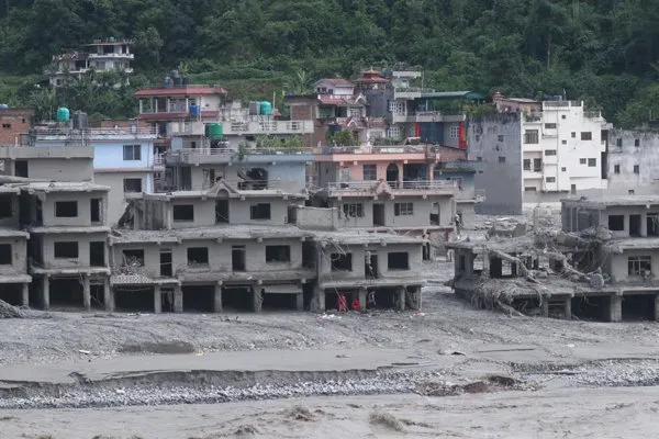 Inundaciones en Nepal: Más de 1.250 muertos y 4.200 desaparecidos tras la riada fronteriza con China