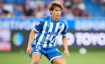 Un jugador de fútbol uruguayo sufre una lesión muscular importante durante un entrenamiento en una cancha de fútbol, tras una evaluación médica que confirma la rotura de un.
