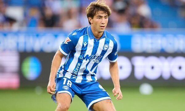 Un jugador de fútbol uruguayo sufre una lesión muscular importante durante un entrenamiento en una cancha de fútbol, tras una evaluación médica que confirma la rotura de un.