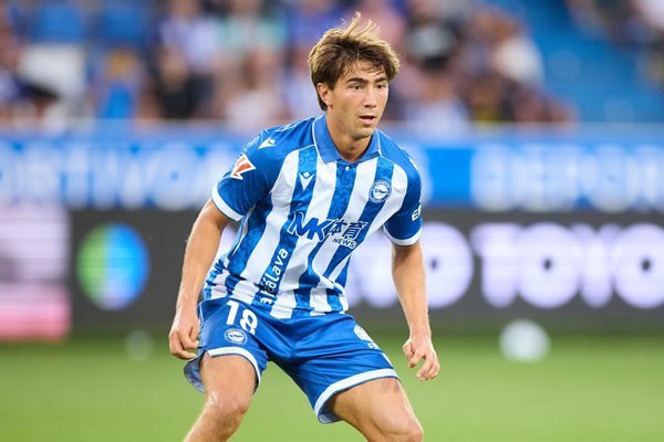 Un jugador de fútbol uruguayo sufre una lesión muscular importante durante un entrenamiento en una cancha de fútbol, tras una evaluación médica que confirma la rotura de un.