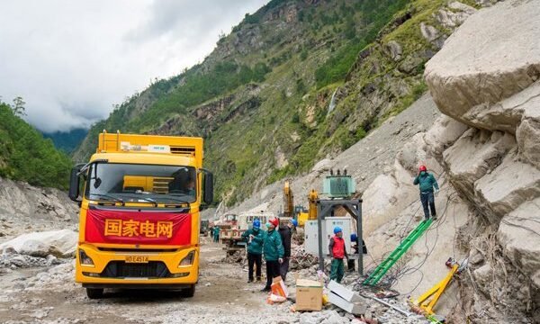 Las intensas lluvias generadas por el tifón Saudel desencadenaron un corrimiento de tierra en Jiangxi, afectando viviendas y causando pérdidas humanas.