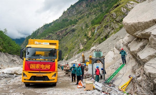 Las intensas lluvias generadas por el tifón Saudel desencadenaron un corrimiento de tierra en Jiangxi, afectando viviendas y causando pérdidas humanas.