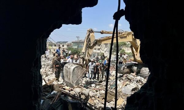 El conflicto entre Israel y Hezbolá se intensifica tras un lanzamiento de dron en territorio libanés, con Israel acusando a la milicia de violar su Zona de seguridad.