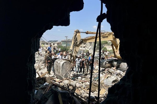 El conflicto entre Israel y Hezbolá se intensifica tras un lanzamiento de dron en territorio libanés, con Israel acusando a la milicia de violar su Zona de seguridad.