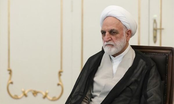 Irán denuncia ataques estadounidenses y israelíes que violan su soberanía y causan daños a civiles y infraestructuras durante el conflicto en el estrecho de Ormuz