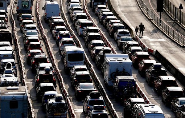 En el puerto de Dover, un punto clave para el tránsito marítimo entre EUROPA y el Reino Unido, se registró una interrupción del flujo de vehículos por una acción colectiva que.