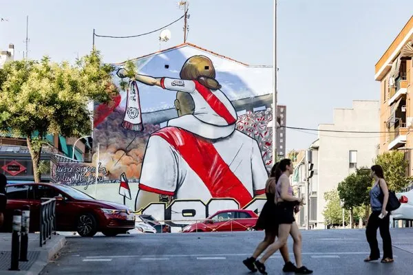 La administración regional de Madrid continúa rechazando el regreso del RAYO al Estadio de Vallecas por problemas de mantenimiento y auditorías técnicas, mientras el club pide una.