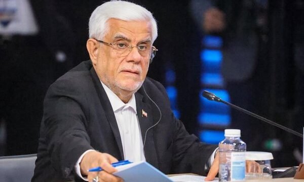 El gobierno iraní respalda una estrategia económica para enfrentar las sanciones impuestas por Estados Unidos, que afectan bancos y flujos financieros internacionales.