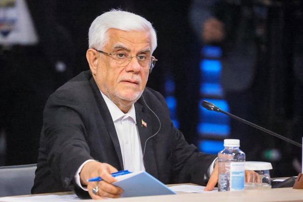 El gobierno iraní respalda una estrategia económica para enfrentar las sanciones impuestas por Estados Unidos, que afectan bancos y flujos financieros internacionales.