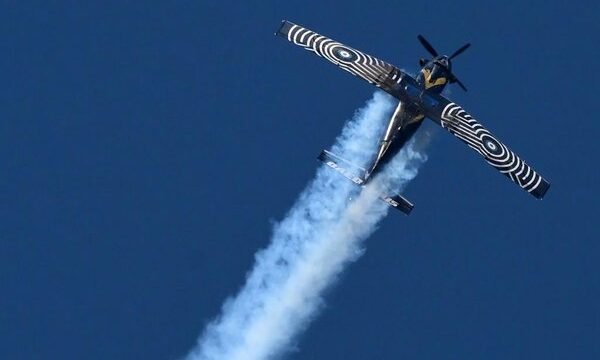 Durante una exhibición oficial en Grecia, un avión de combate de la Fuerza Aérea Helénica se estrelló mientras realizaba maniobras en una base militar durante la Semana de la.