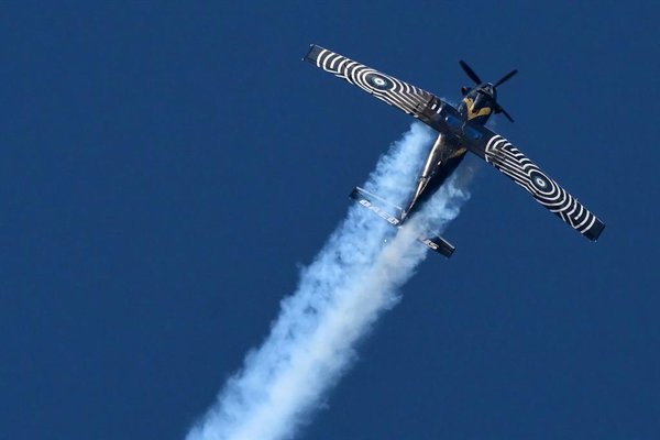 Durante una exhibición oficial en Grecia, un avión de combate de la Fuerza Aérea Helénica se estrelló mientras realizaba maniobras en una base militar durante la Semana de la.